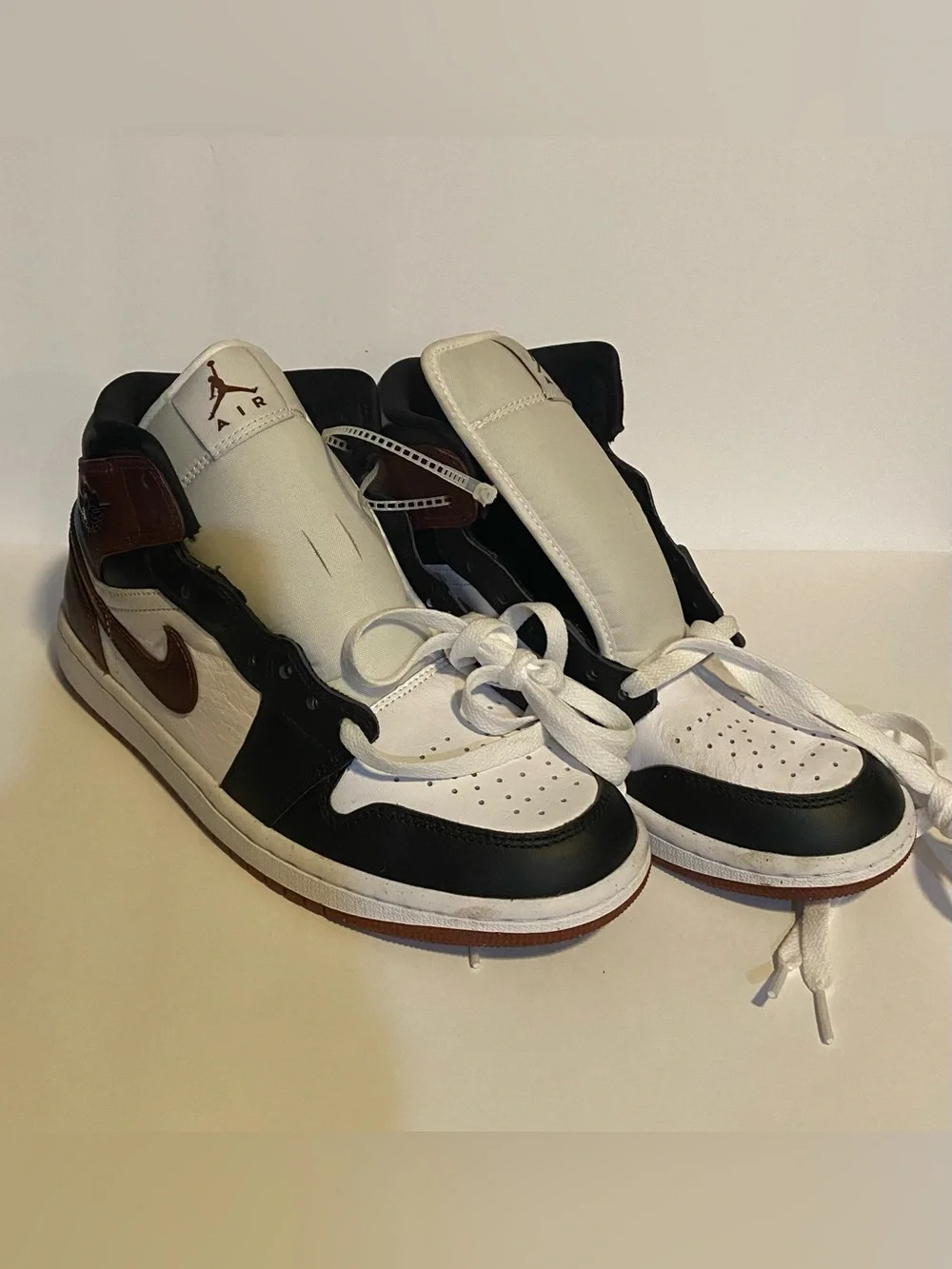 NWOT Men's Jordan 1 Mid SE White/Dark Pony-Black HF3216-102